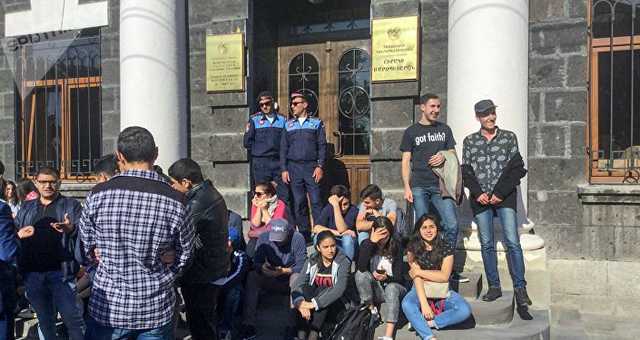 В Армении протестующие заняли мэрию Гюмри, где находится военная база РФ