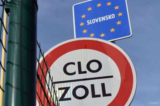 Львівський податківець Володимир Сачко намагався вивезти з України сотні тисяч долларів