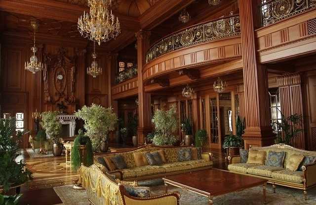 Четыре дня возили фурами. Охранник Януковича рассказал, как активисты разграбили Межигорье