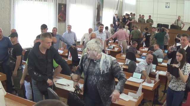 Горячая сессия горсовета в Никополе: кефир, зеленка и стрельба. Подробности