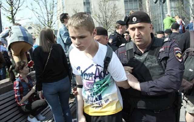 "Это позор!" В России на митинге против Путина задержали детей