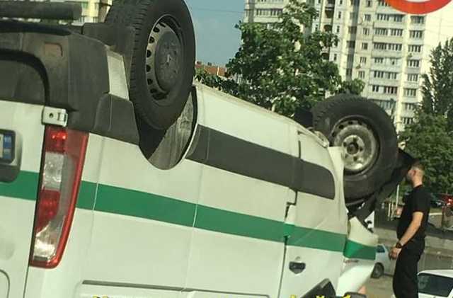 В Киеве Hyundai перевернул инкассаторский бус: фото ДТП