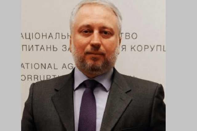 Почти 100 000 гривен. Новый глава НАПК Мангул получил первую зарплату за апрель