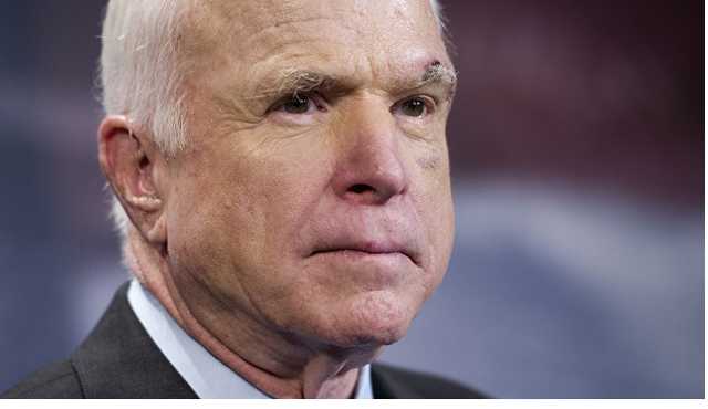 СМИ узнали о нежелании родных Маккейна приглашать Трампа на его похороны