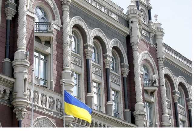 Огромные доходы и засилье налички: сколько зарабатывает руководство Нацбанка?