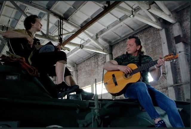 Чичерина влезла на танк и спела для боевиков "ДНР"