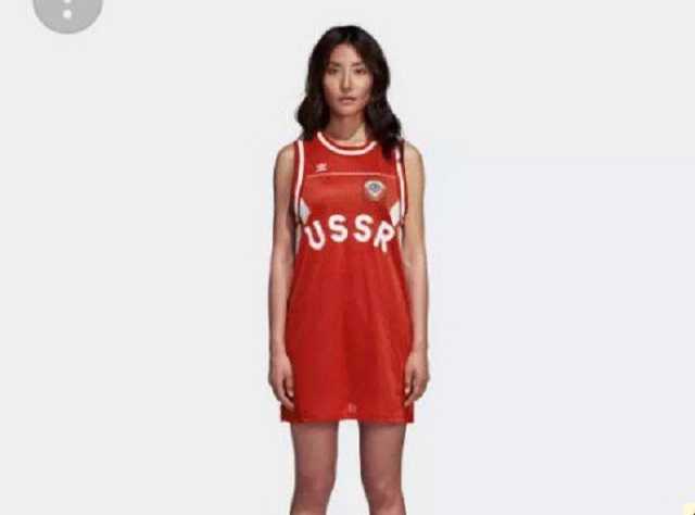 Adidas снял с продажи одежду с советской символикой
