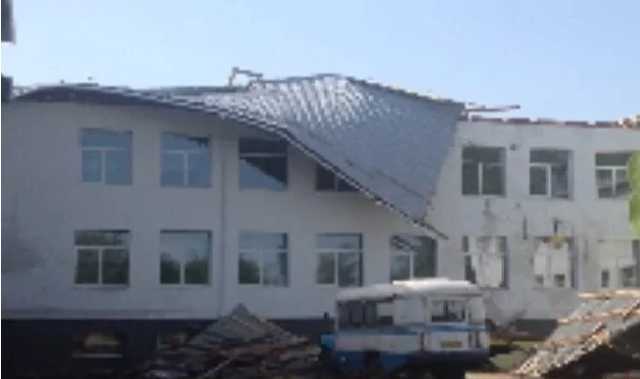 В Сумской области ветер снес недавно отремонтированную крышу школы
