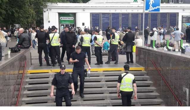 Возле метро «Арсенальная» ограничили движение и поставили металлодетекторы