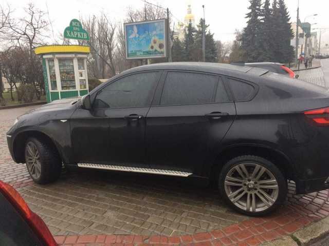 Возле горсовета Харькова средь бела дня угнали BMW X-6