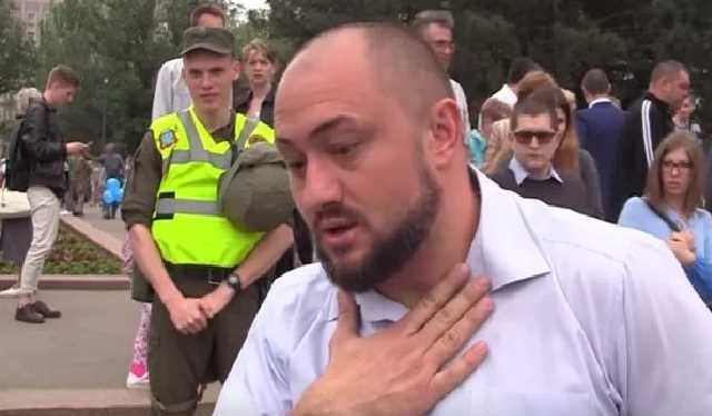 В Николаеве соратнику Медведчука подсунули вместо микрофона фаллоимитатор: появилось видео