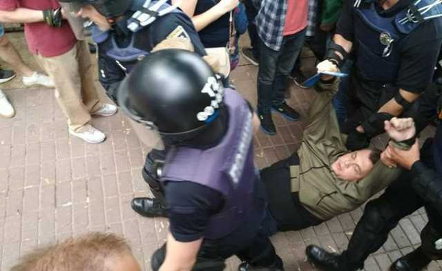 Полиция вынесла за руки и ноги радикала из «С14»