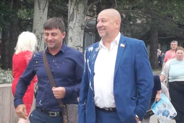 Під час ходи “Безсмертного полку” у Миколаєві екс-регіонала облили кефіром