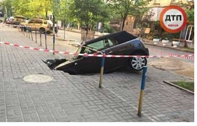 В Киеве авто провалилось под землю