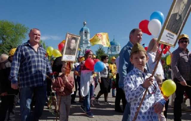 "Примоститься пятой точкой на флаг РФ". Как отмечали День Победы в Крыму