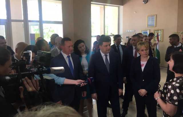 В Ужгороде в день визита Гройсмана сняли венгерский флаг со школы