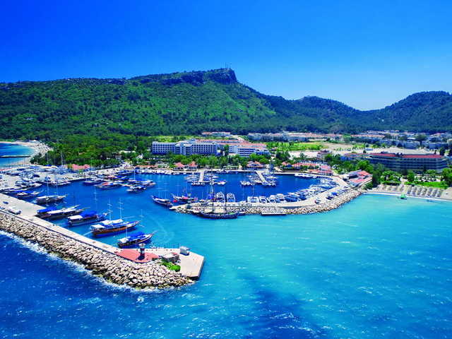 Отмечавшие 9 мая российские туристы разгромили отель в Турции