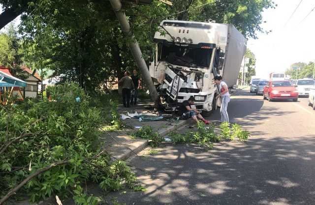 Фура DAF снесла электроопору в Киеве