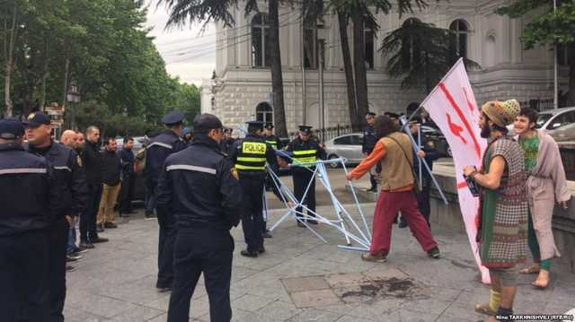 Поліція у Грузії демонтувала намети протестувальників проти рейдів у клубах