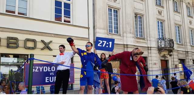 СМИ: Тысячи поляков в Варшаве вышли на акцию в поддержку ЕС