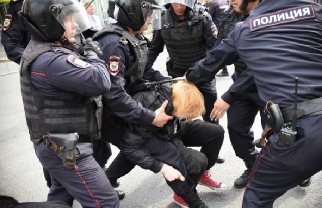 «Путин уходи!», «Путин вор», «Долой царя». В центре Москвы прошла антипутинская акция