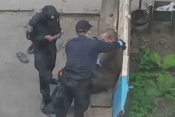 Двое патрульных издевались над пьяным мужчиной в Сумах, теперь им грозит срок
