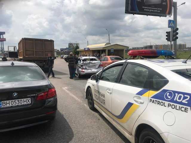 Ринулся под "КамАЗ": в Одессе водитель-герой спас мать с ребенком