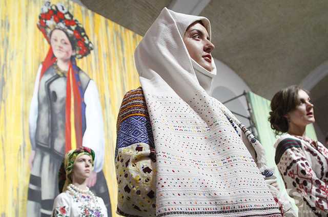 Участницы АТО в "Мыстецьком арсенале" устроили этнопоказ вышиванок
