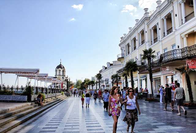 Бур’яни, сміття, траншеї: У соцмережах показали жахливий стан набережної в Ялті