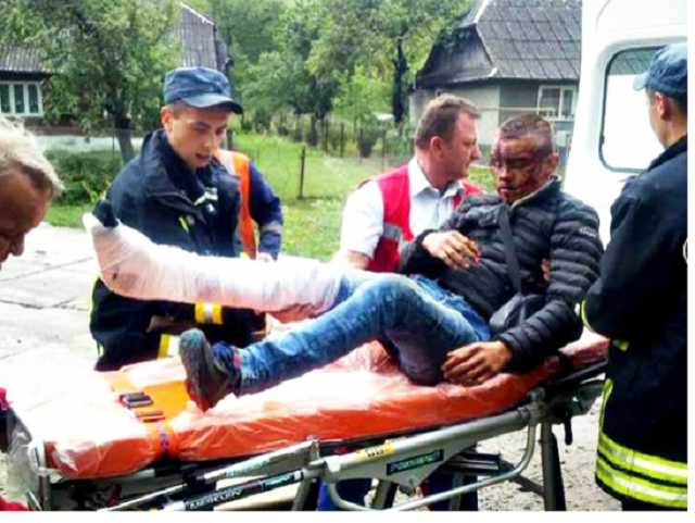 На Закарпатье из поезда на ходу выпал мужчина