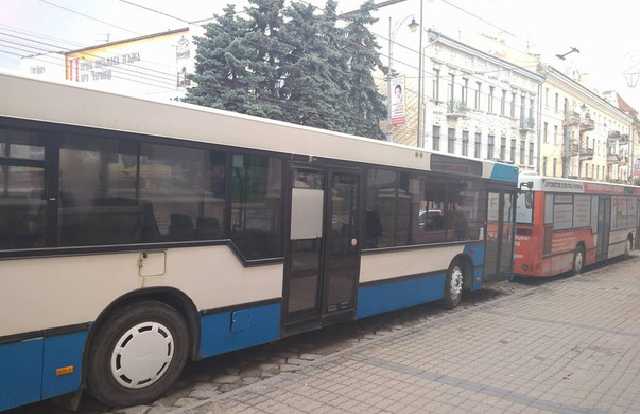 Черновецкие маршрутчики заблокировали центр города