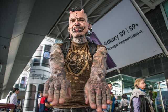 Люди оборачивались: в Киеве "засветился" самый пирсингованный человек в мире