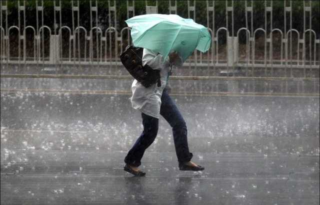 Город утопает в воде, все засыпано градом: погода озадачила украинцев