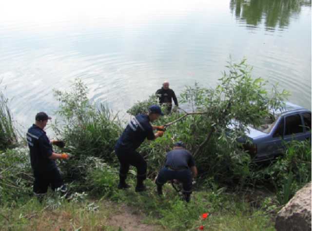 В Кировоградской области авто упало с моста в реку