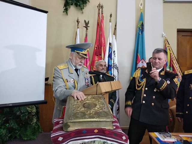 Экс-нардеп Кармазин в мундире советского маршала сместил Ющенко с поста «гетмана всея Украины»