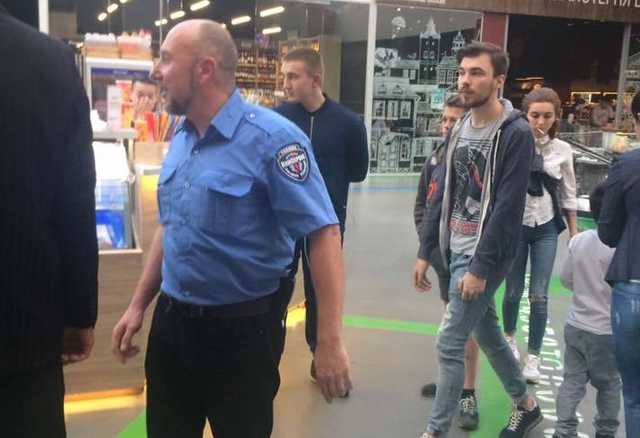 Ругался и бил по печени: в Киеве охранник ТЦ напал на ребенка