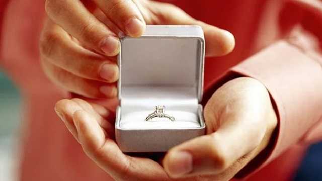 В «Десне» солдат на плацу сделал предложение своей девушке