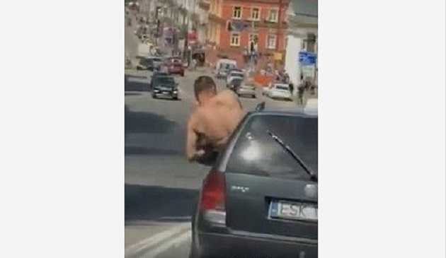 С ветерком: в Киеве мужчина устроил голое ралли