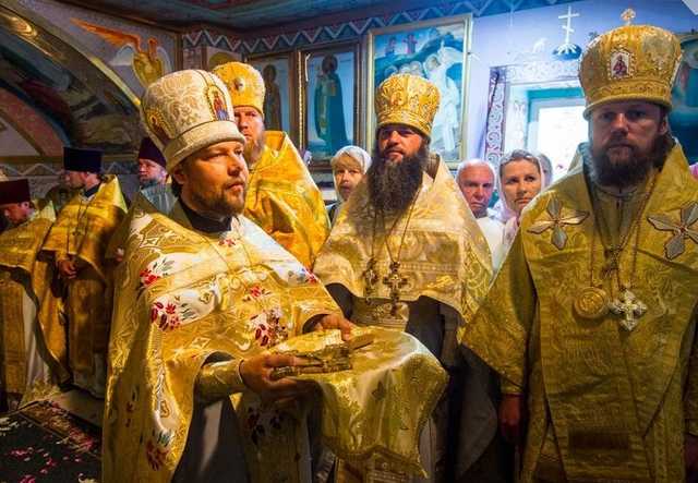 В Одессе пьяный священник врезался в столб и сбежал с места аварии