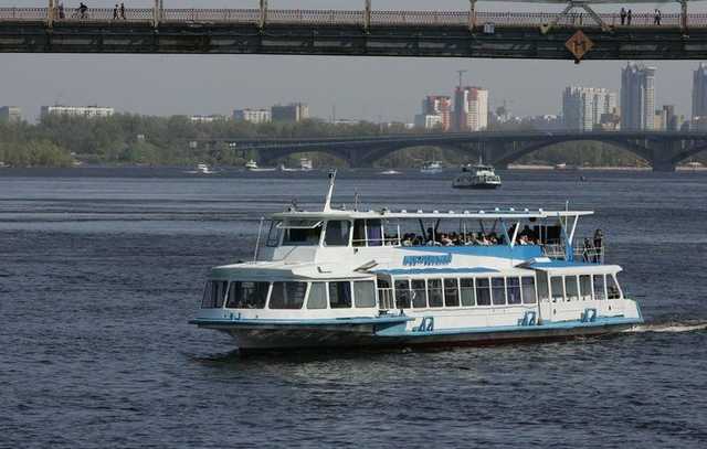 Киевский речпорт запускает прогулки по Днепру в Межигорье