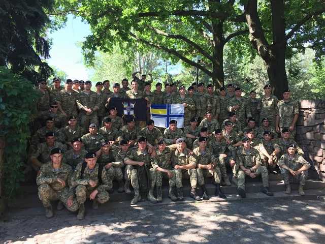 Бойцы батальона морской пехоты устроили демарш перед президентом из-за смены цвета берета