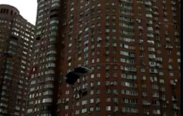 Обычное утро на Позняках: В Киеве экстремал выпрыгнул из окна с парашютом