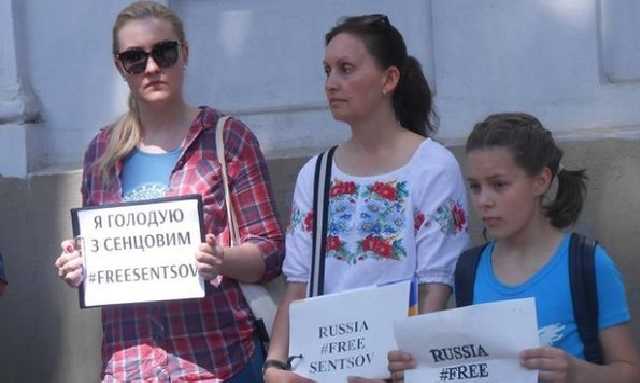 В Харькове прошел пикет под российским консульством: люди объявили голодовку