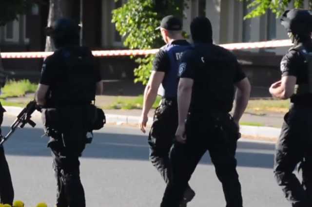 В центре Черкасс вооруженный мужчина угрожает взорвать здание