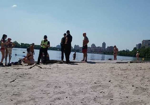 "Проститутки и шавки подзаборные": на киевском пляже бабушки с палкой атаковали девушек