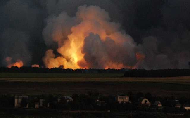 На Донбассе взрывается склад боеприпасов: объявлена экстренная эвакуация