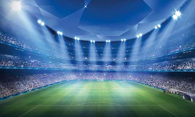 В Киеве на Контрактовой площади полиция стягивала фанатов с крыш биотуалетов