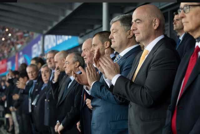 Порошенко дивиться фінал Ліги чемпіонів з VIP-ложі та у зірковій компанії