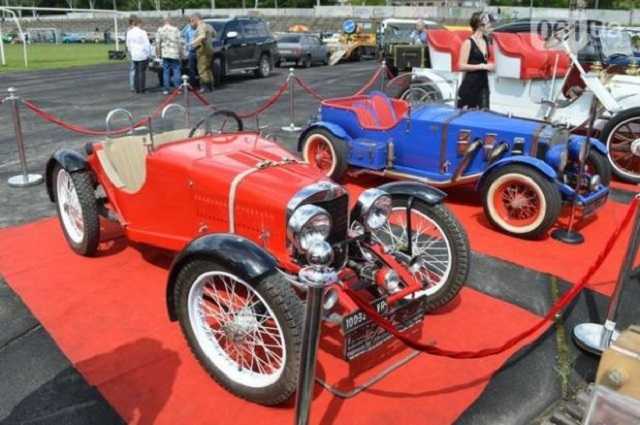 Запоріжжя заполонили ретро-автомобілі
