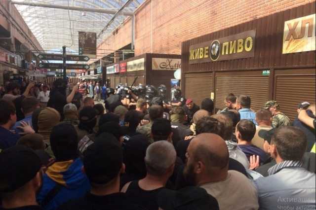 Трем участникам погрома на рынке у станции метро Лесная в Киеве объявят подозрения